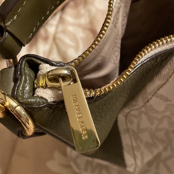 Authentic! Michael Kors Purse! - Picture 6 of 15